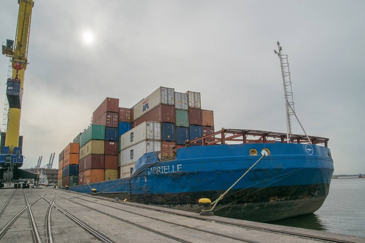 Produkty vyrobené v Číne sa zvyčajne nakladajú na kontajnerovú loď  a posielajú do Európy alebo USA