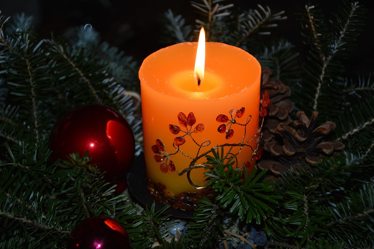 Zapálená sviečka neoddeliteľne patrí k adventu a vianočným sviatkom