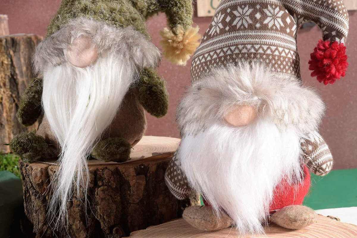 Vianočné dekorácie prichádzajú v súčasnosti na pulty obchodov veľmi skoro. Spravidla už na prelome leta a jesene.
